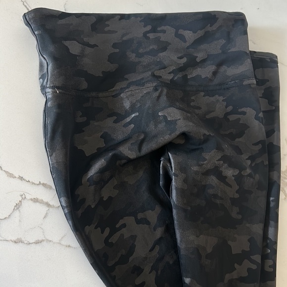 Spanx Faux Leather Camo Leggings small and xsmall - Picture 8 of 8